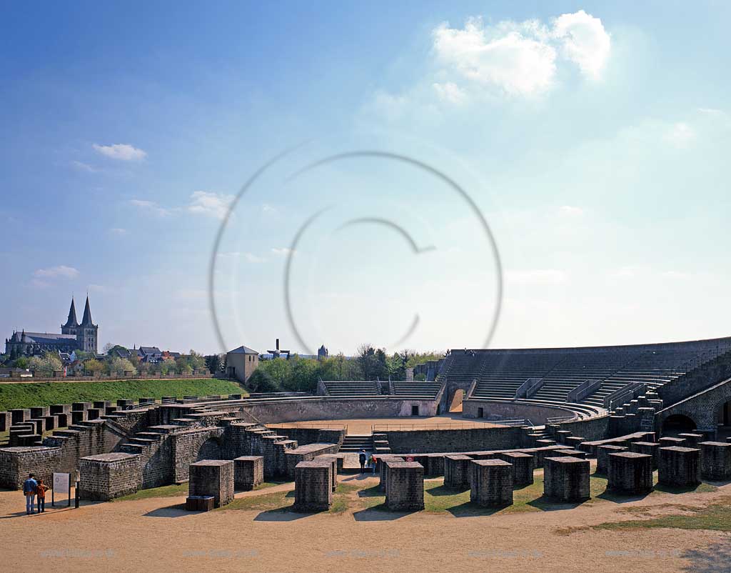 Xanten, Kreis Wesel, Niederrhein, Regierungsbezirk Dsseldorf, Archaeologischer, Archologischer Park, Blick auf Amphitheater mit Sicht zur Kirche