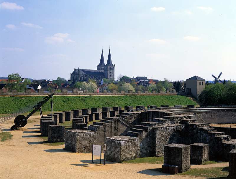 Xanten, Kreis Wesel, Niederrhein, Regierungsbezirk Dsseldorf, Archaeologischer, Archologischer Park, Blick auf Amphitheater mit Sicht zur Kirche  