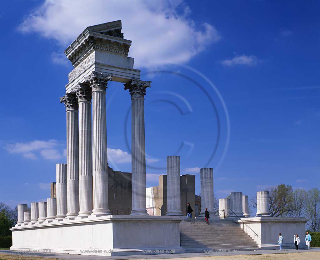 Xanten, Kreis Wesel, Niederrhein, Regierungsbezirk Dsseldorf, Archaeologischer, Archologischer Park, Blick auf Hafentempel Ruine mit Besuchern, Colonia Ulpia Traiana 