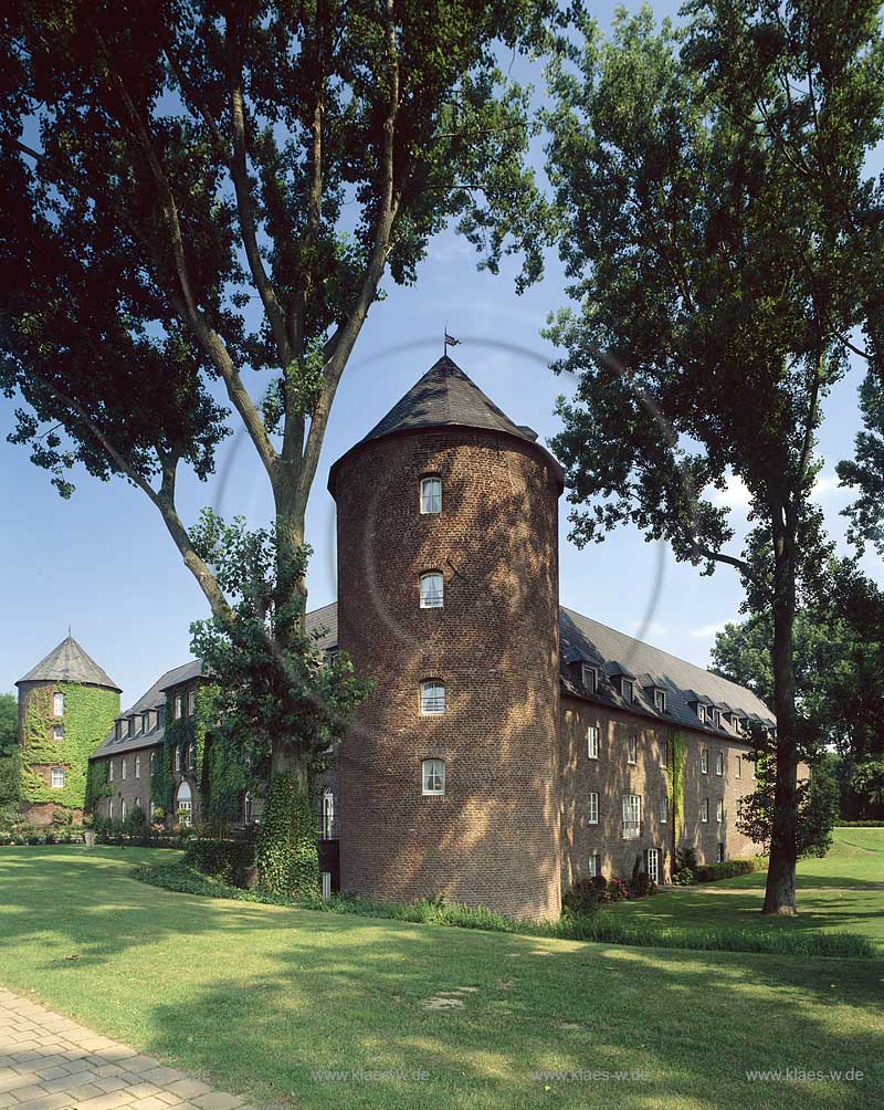 Xanten, Kreis Wesel, Niederrhein, Regierungsbezirk Dsseldorf, Blick auf Burg Winnetal mit Burgpark in Sommerlandschaft 