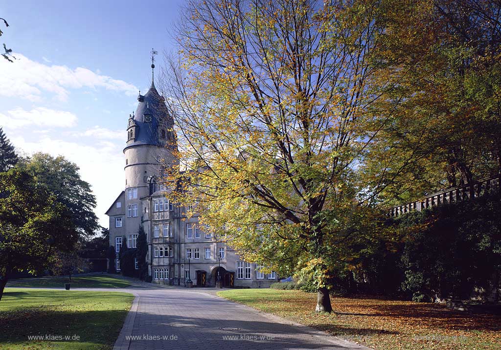 Detmold, Kreis Lippe, Regierungsbezirk Detmold, Ostwestfalen, Blick auf  Wasserschloss, Fuerstliches, Frstliches Residenzschloss mit Schlosspark in Herbststimmung, Weserrenaissance Schloss  