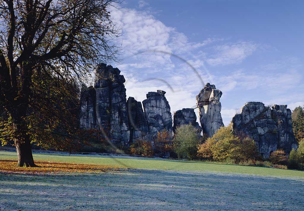 Horn-Bad Meinberg, Holzhausen-Externsteine, Teutoburger Wald, Kreis Lippe, Regierungsbezirk Detmold, Ostwestfalen, Blick auf Externsteine, markante Sandstein-Felsformation, in Herbststimmung mit Raureif 