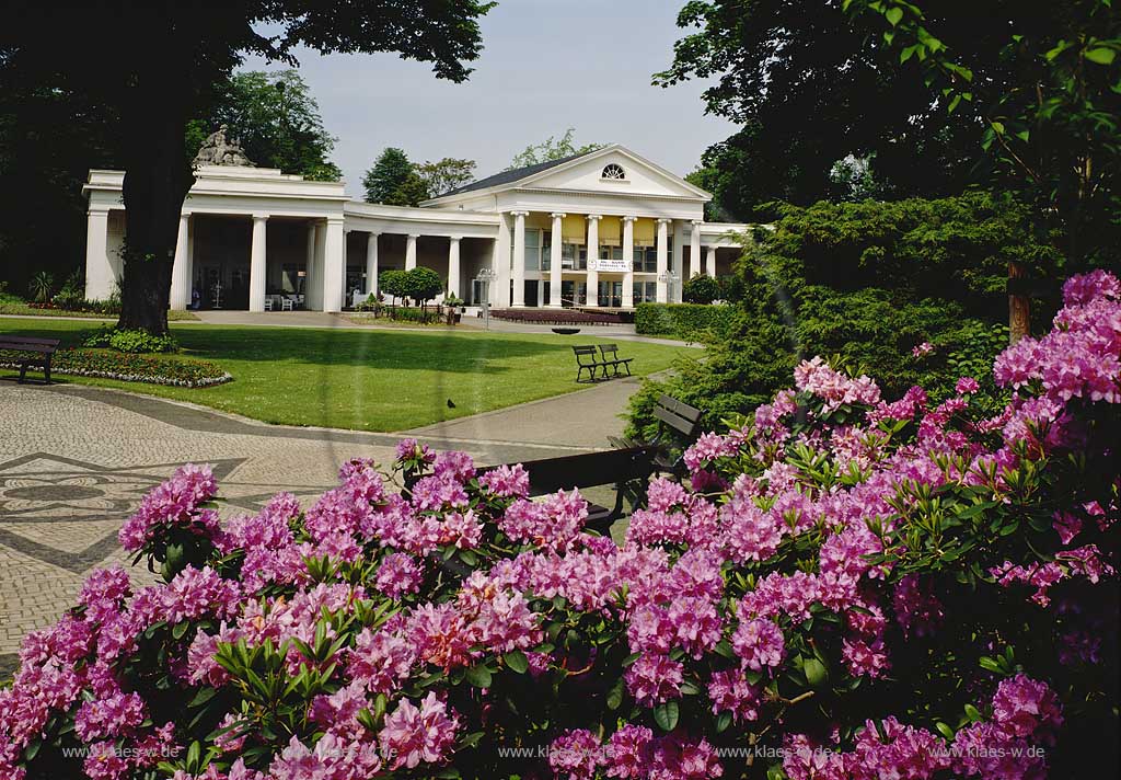 Bad Oeynhausen, Kreis Minden-Lbbecke, Kreis Minden-Luebbecke, Regierungsbezirk Detmold, Ostwestfalen, Blick auf Wandelhalle in Sommerstimmung im Kurpark    