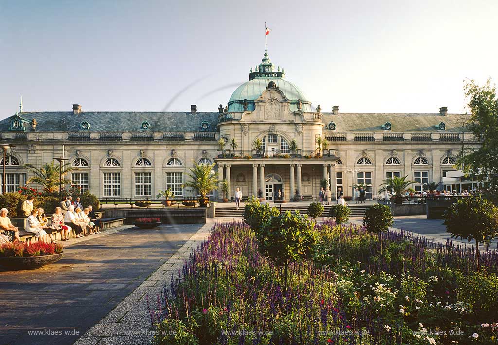 Bad Oeynhausen, Kreis Minden-Lbbecke, Kreis Minden-Luebbecke, Regierungsbezirk Detmold, Ostwestfalen, Blick auf Kurhaus, Kaiserpalais mit Besuchern   