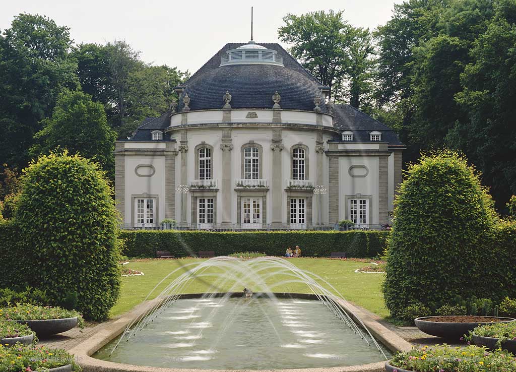 Bad Oeynhausen, Kreis Minden-Lbbecke, Kreis Minden-Luebbecke, Regierungsbezirk Detmold, Ostwestfalen, Blick auf Kurtheater in Parklandschaft und Springbrunnen in Sommerstimmung   