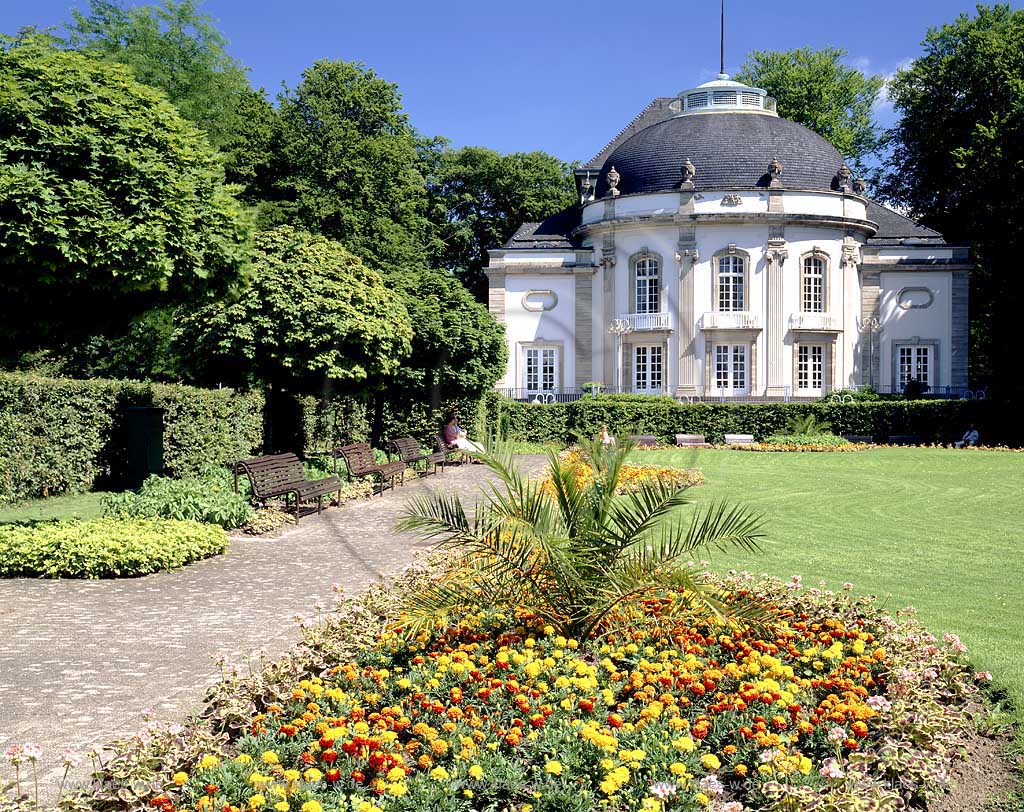 Bad Oeynhausen, Kreis Minden-Lbbecke, Kreis Minden-Luebbecke, Regierungsbezirk Detmold, Ostwestfalen, Blick auf Kurtheater und Kurpark in Sommerlandschaft