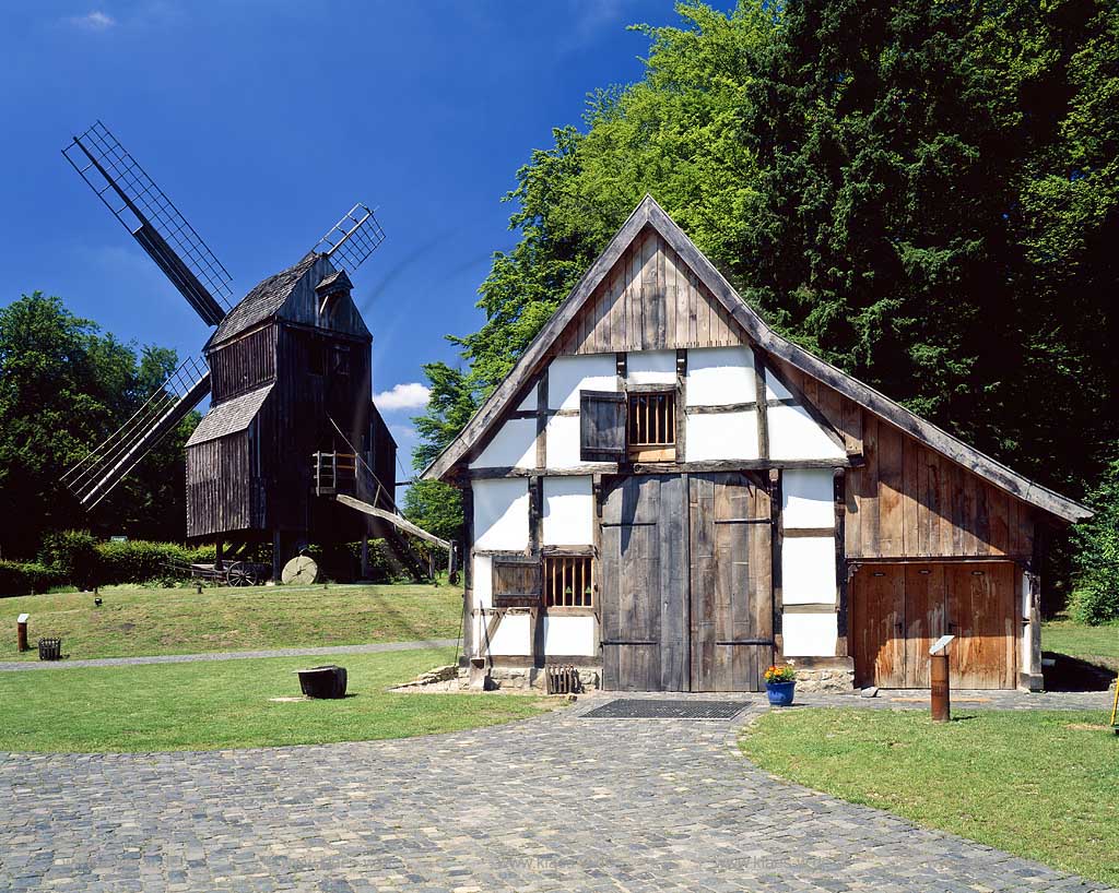 Bielefeld, Landschaftsverband Westfalen-Lippe, Regierungsbezirk Detmold, Ostwestfalen, Blick auf Bauernhausmuseum und Windmhle, Windmuehle in Sommerstimmung