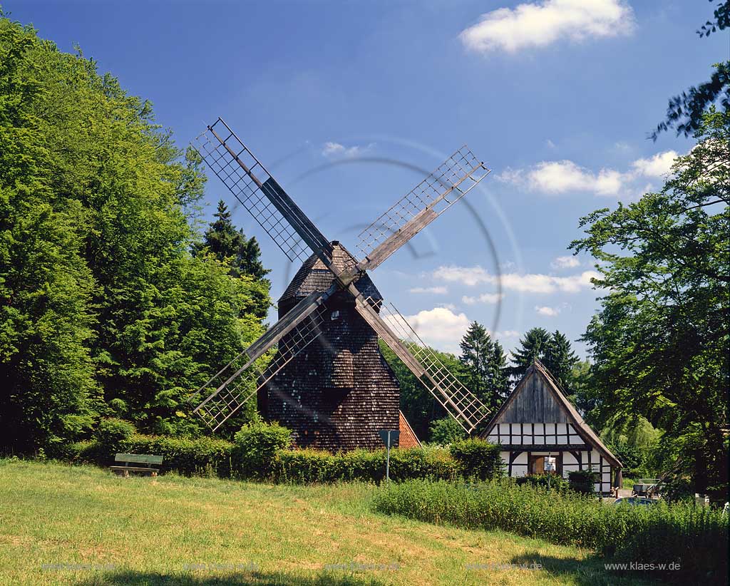 Bielefeld, Landschaftsverband Westfalen-Lippe, Regierungsbezirk Detmold, Ostwestfalen, Blick auf Bauernhausmuseum und Windmhle, Windmuehle in Sommerstimmung