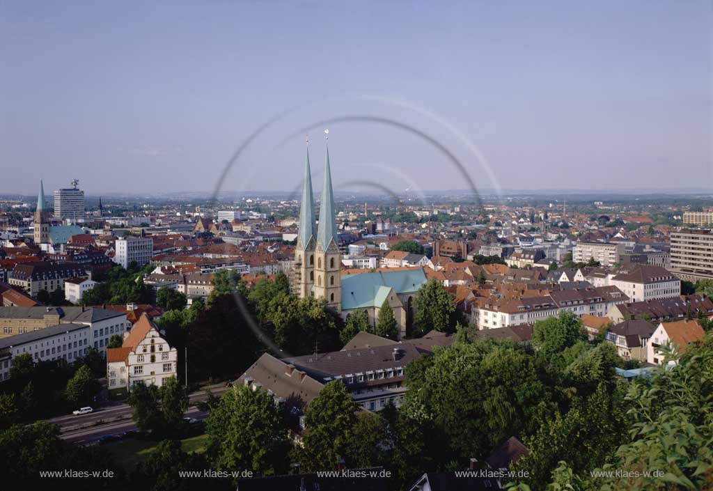 Bielefeld, Landschaftsverband Westfalen-Lippe, Regierungsbezirk Detmold, Ostwestfalen, Blick auf die Stadt mit Sicht zur Kirche 