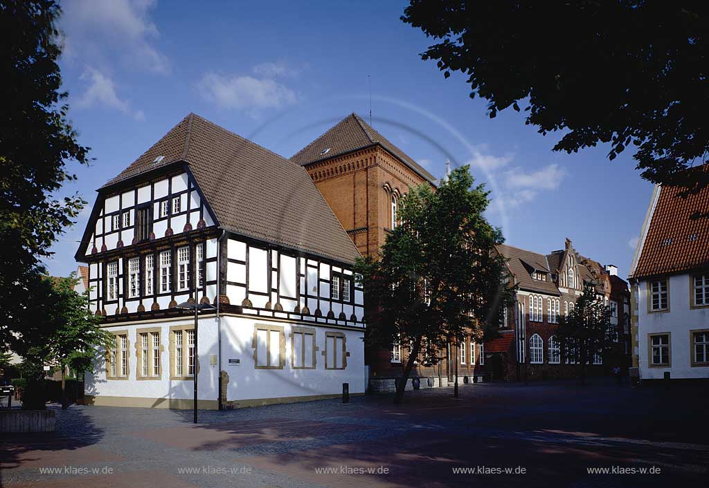 Bielefeld, Landschaftsverband Westfalen-Lippe, Regierungsbezirk Detmold, Ostwestfalen, Blick auf Klosterplatz mit Historischen Gebuden, Gebaeuden in Sommerstimmung  