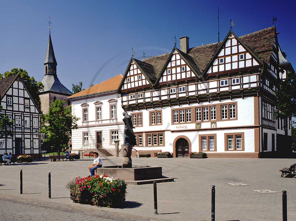 Blomberg, Kreis Lippe, Regierungsbezirk Detmold, Ostwestfalen, Blick auf Rathaus und Marktplatz mit Springbrunnen in Sommerstimmung   