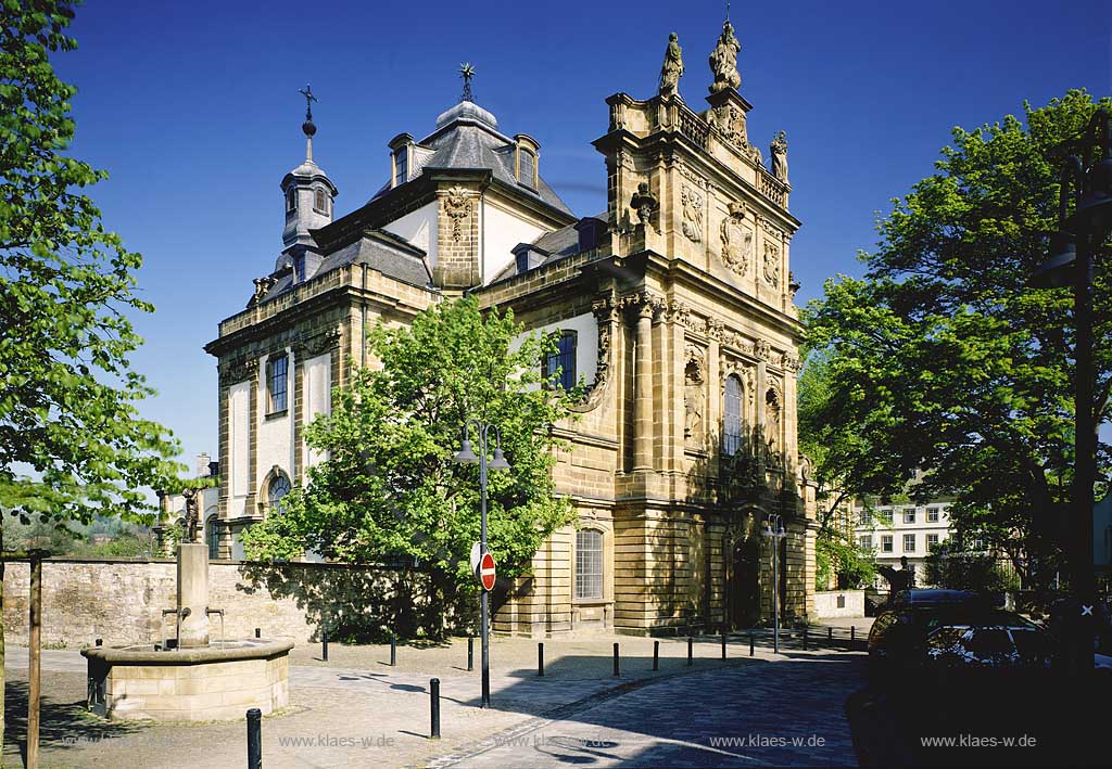 Bueren, Bren, Kreis Paderborn, Regierungsbezirk Detmold, Ostwestfalen, Blick auf Spaetbarocke, Sptbarocke Kirche Maria Immaculata, Jesuitenkirche in Sommerstimmung   