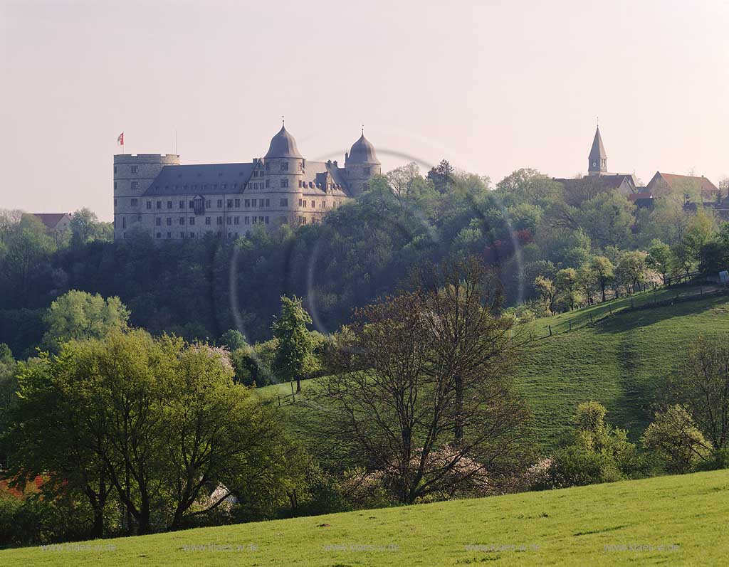 Wewelsburg, Bueren, Bren, Kreis Paderborn, Regierungsbezirk Detmold, Ostwestfalen, Blick ber, ueber Sommerlandschaft zur Wewelsburg, Weserrenaissance   