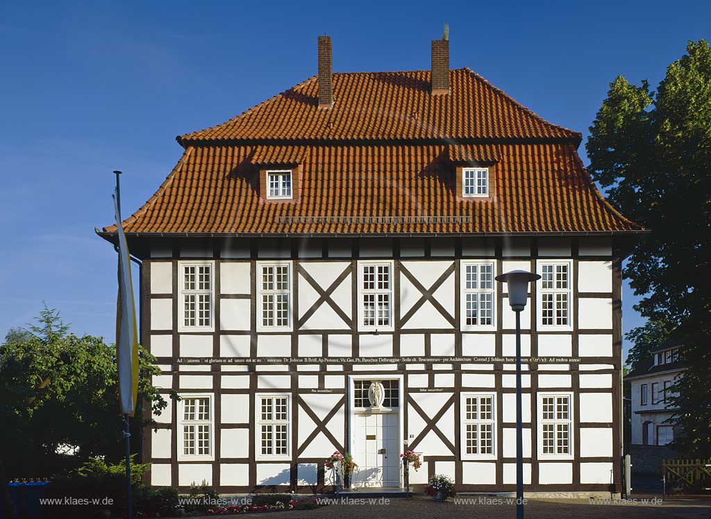 Delbrck, Delbrueck, Kreis Paderborn, Regierungsbezirk Detmold, Ostwestfalen, Blick auf Pfarrhaus, Fachwerkhaus in Sommerstimmung