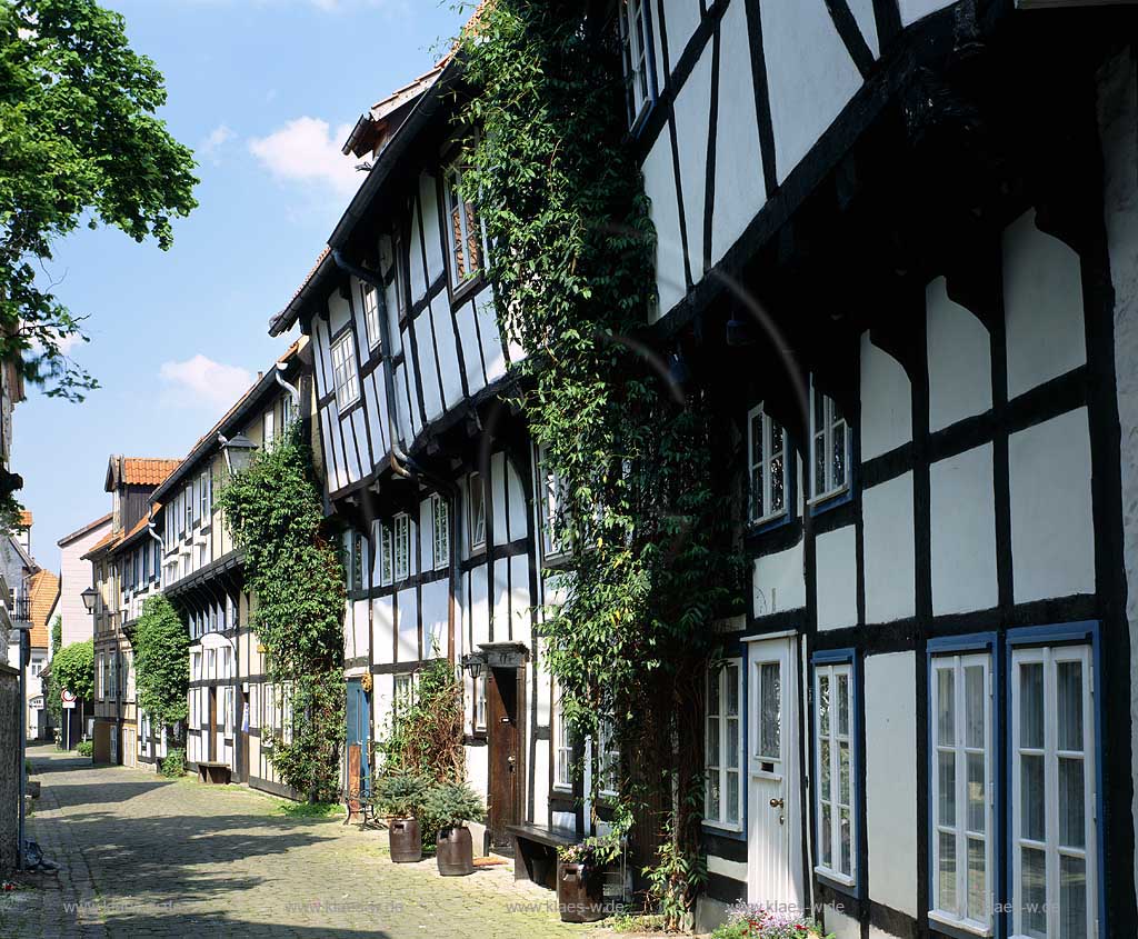 Detmold, Kreis Lippe, Regierungsbezirk Detmold, Ostwestfalen, Blick in Adolfstrasse mit Fachwerkhaeusern, Fachwerkhusern in Sommerstimmung   