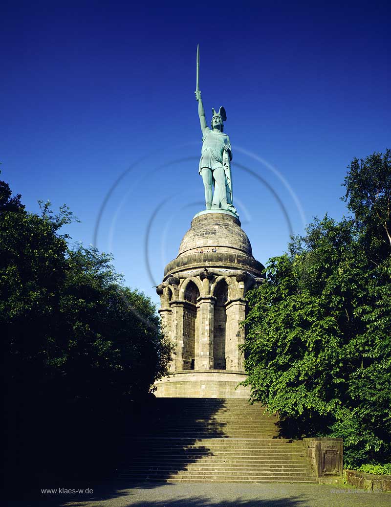 Detmold, Kreis Lippe, Regierungsbezirk Detmold, Ostwestfalen, Blick auf  Herrmannsdenkmal mit Besuchern 