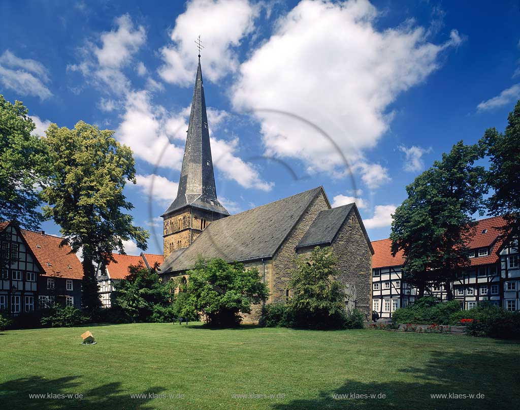 Guetersloh, Gtersloh, Regierungsbezirk Detmold, Ostwestfalen, Blick auf Kirchplatz mit Kirche und Fachwerkhaeusern, Fachwerkhusern in Sommerstimmung