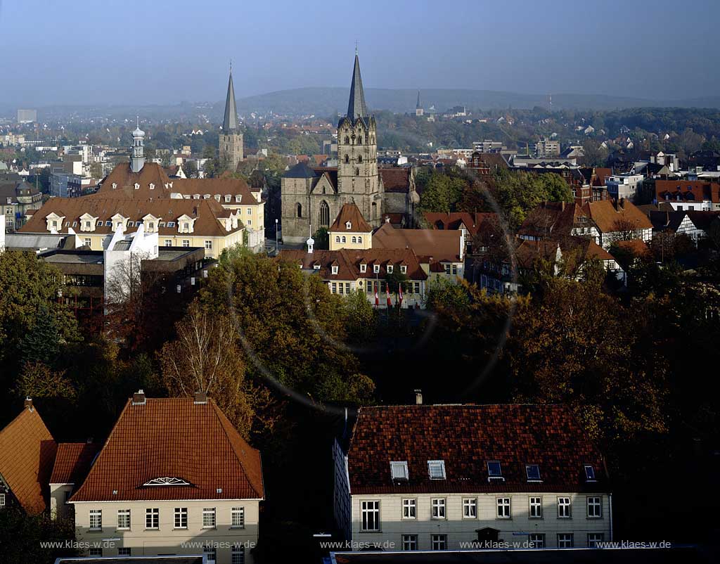 Herford, Kreis Herford, Regierungsbezirk Detmold, Ostwestfalen, Blick auf Stadt mit Rathaus und Münsterkirche, Muensterkirche    