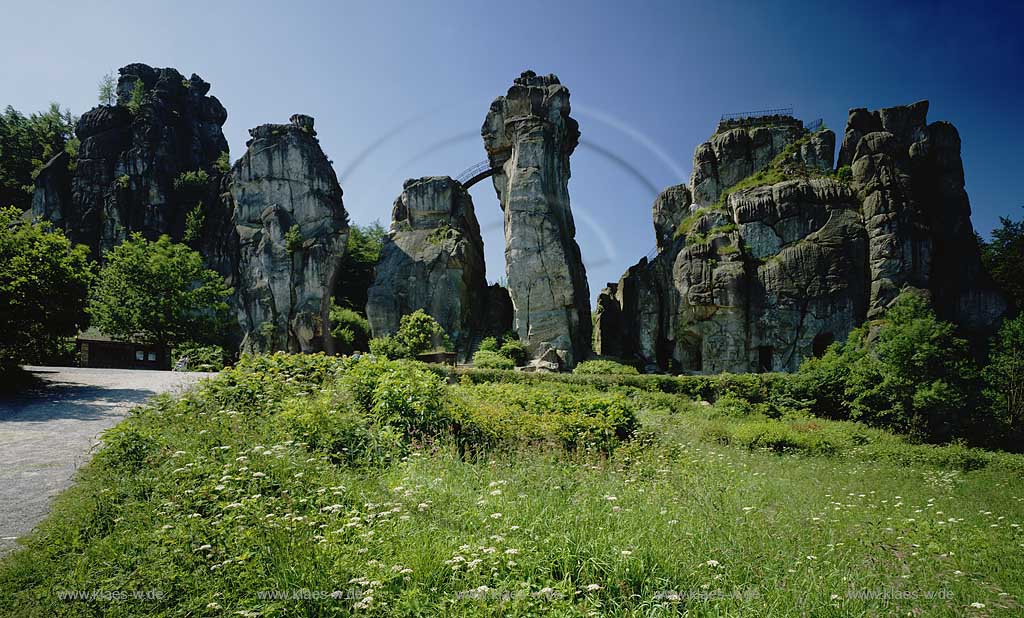 Horn-Bad Meinberg, Holzhausen-Externsteine, Kreis Lippe, Teutoburger Wald, Regierungsbezirk Detmold, Ostwestfalen, Blick auf Externsteine, markante Sandstein-Felsformation in Sommerlandschaft  