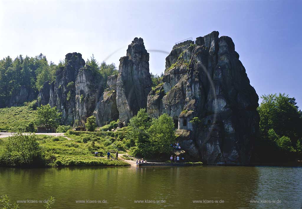 Horn-Bad Meinberg, Holzhausen-Externsteine, Kreis Lippe, Teutoburger Wald, Regierungsbezirk Detmold, Ostwestfalen, Blick auf Externsteine, markante Sandstein-Felsformation mit Wiembecke-Teich und Besuchern