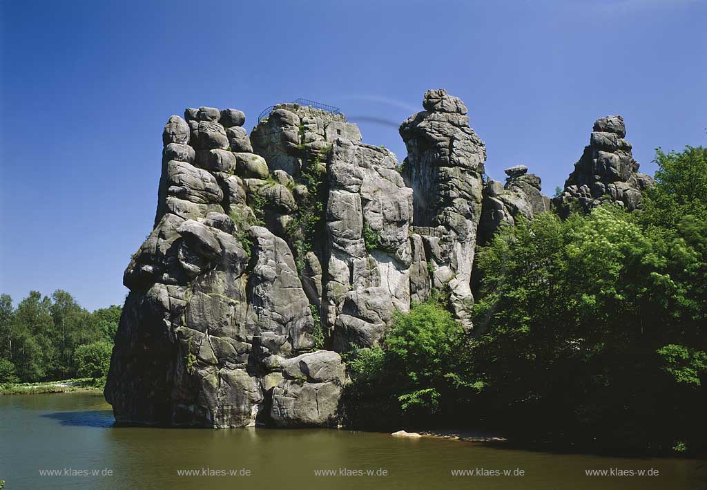 Horn-Bad Meinberg, Holzhausen-Externsteine, Kreis Lippe, Teutoburger Wald, Regierungsbezirk Detmold, Ostwestfalen, Blick auf Externsteine, markante Sandstein-Felsformation mit Wiembecke-Teich