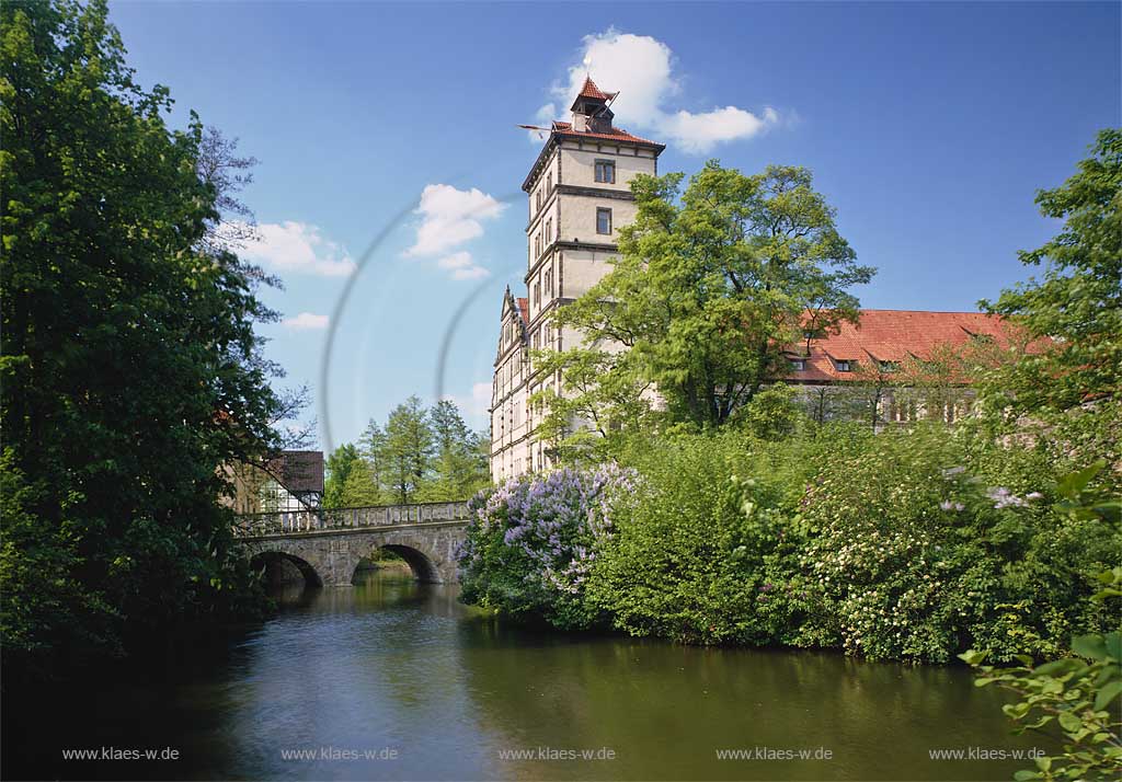 Brake, Lemgo, Kreis Lippe, Regierungsbezirk Detmold, Ostwestfalen, Blick auf Schloss, Wasserschloss Brake mit Schlossgraben, Wassergraben, Steinbrcke, Steinbruecke in Sommerstimmung