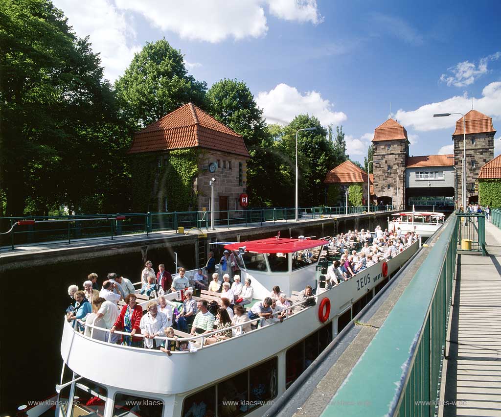 Minden, Kreis Minden-Lbbecke, Kreis Minden-Luebbecke, Regierungsbezirk Detmold, Ostwestfalen, Blick auf Wasserstraenkreuz, Schlachtschleuse mit Ausflugsschiff und Passagieren