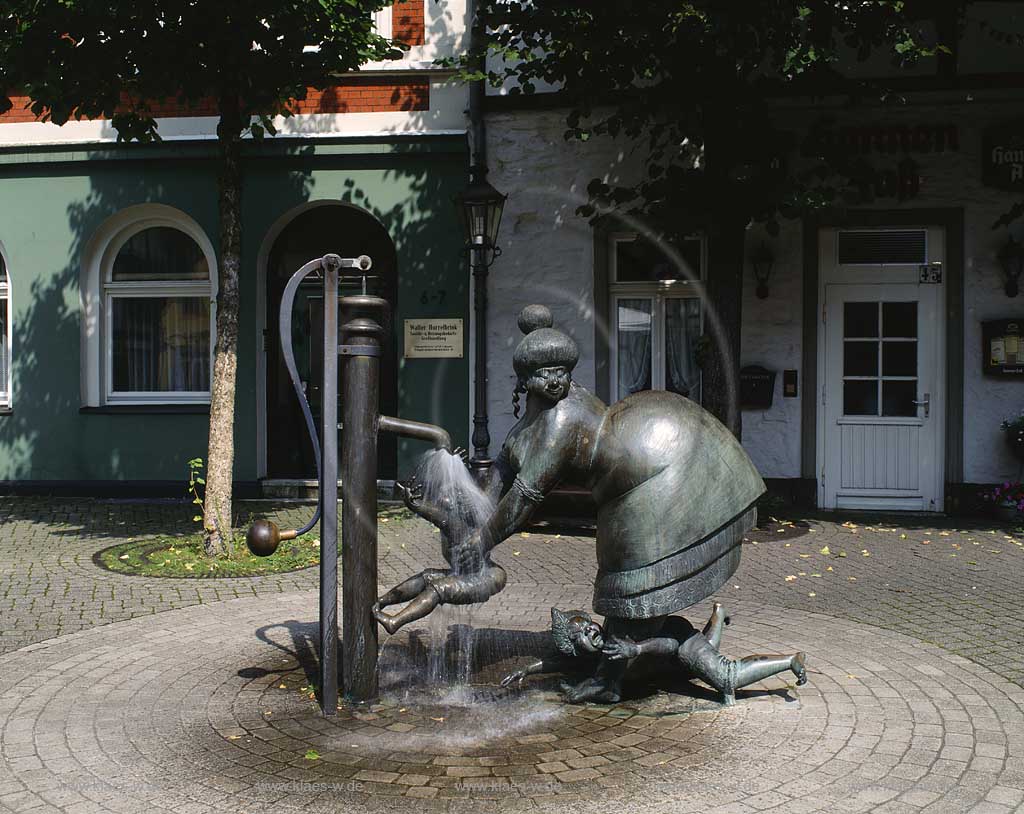 Blick auf den Brunnen die Waschfrau am Vitihof in Osnabrueck, Osnabrck in Niedersachsen