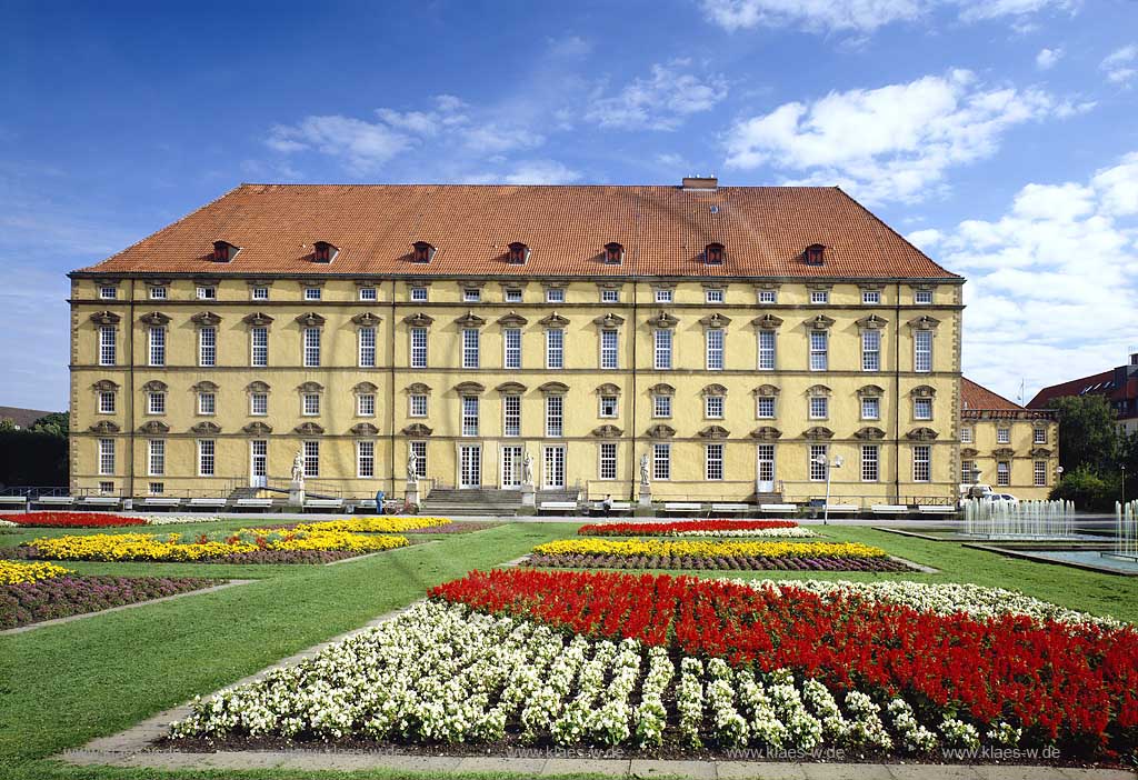 Blick auf das Barock Schloss Osnabrueck, Osnabrück das zur Zeit der Verwaltungssitz der Universitaet von Osnabrueck ist in Sommerlandschaft mit Sicht auf Blumenbeete auf dem Schlossvorplatz