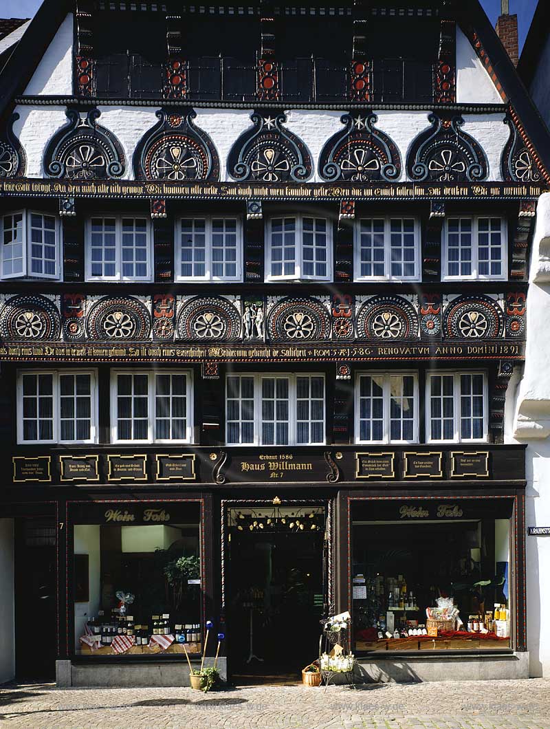 Blick auf Haus Willmann in der Krahnstrasse in Osnabrck, Osnabrueck in Niedersachsen mit Sicht auf das Schaufenster von Wein Fohs