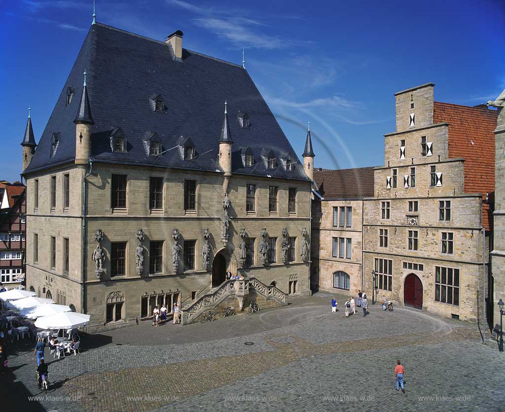 Blick auf das historische Rathaus mit Stadtwaage am Markt, Marktplatz von Osnabrck, Osnabrueck in Sommerstimmung mit Menschen in Niedersachsen