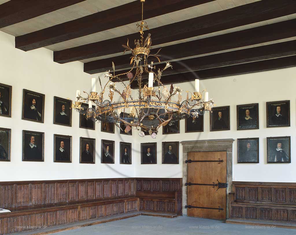 Blick in das historische Rathaus von Osnabrueck, Osnabrck mit Sicht in den Friedensaal auf zahlreiche Gemaelde und einem antikem Kerzenleuchter in Niedersachsen