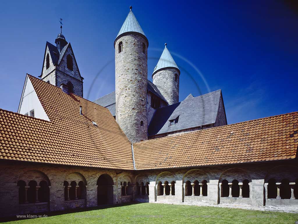 Paderborn, Regierungsbezirk Detmold, Kreis Paderborn, Ostwestfalen, Blick auf Busdorfkirche mit Kreuzgang 