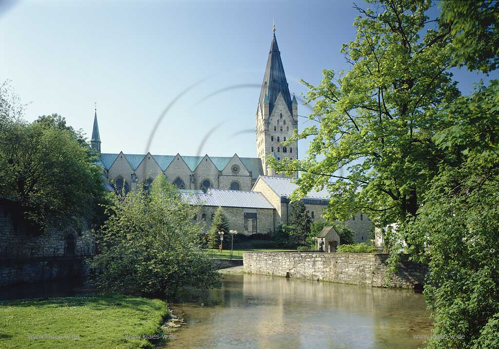 Paderborn, Regierungsbezirk Detmold, Kreis Paderborn, Ostwestfalen, Blick auf Dom ber, ueber Paderquelle in Sommerstimmung 