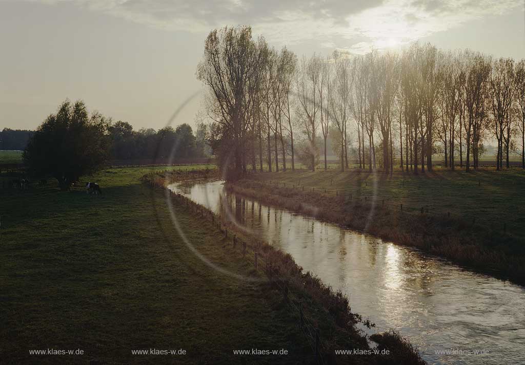 Sande, Paderborn, Regierungsbezirk Detmold, Kreis Paderborn, Ostwestfalen, Blick auf Lippe Fluss und Landschaft, Lippestimmung bei Daemmerung, Dmmerung 