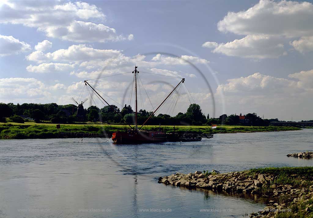 Weser, Petershagen, Kreis Minden-Lbbecke, Kreis Minden-Luebbecke,  Regierungsbezirk Detmold, Ostwestfalen, Blick auf Aalfaenger, Aalfnger in Sommerstimmung  