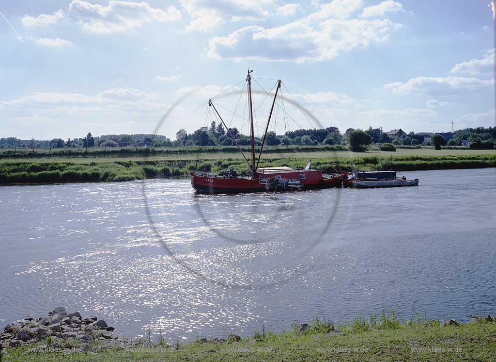 Weser, Petershagen, Kreis Minden-Lbbecke, Kreis Minden-Luebbecke,  Regierungsbezirk Detmold, Ostwestfalen, Blick auf Aalfaenger, Aalfnger in Sommerstimmung  