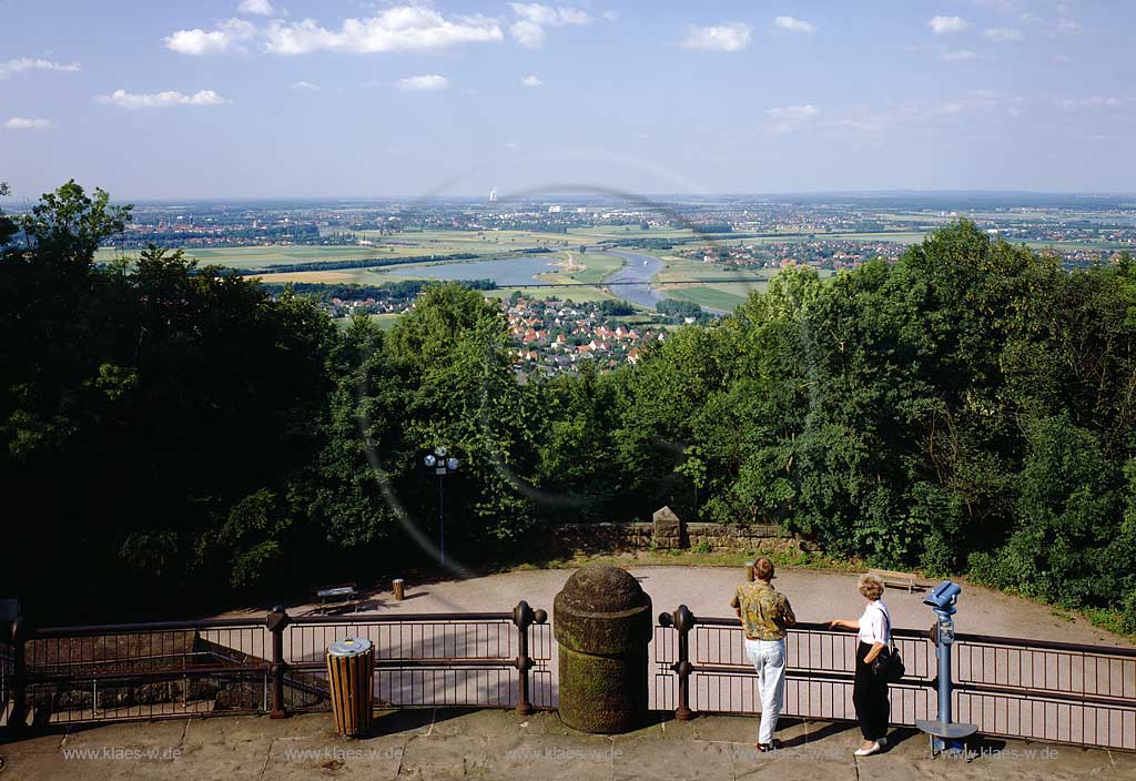 Porta Westfalica, Kreis Minden-Lbbecke, Kreis Minden-Luebbecke, Ostwestfalen, Regierungsbezirk Detmold, Blick, Panoramablick vom Kaiser Wilhelm Denkmal auf Stadt und Landschaft