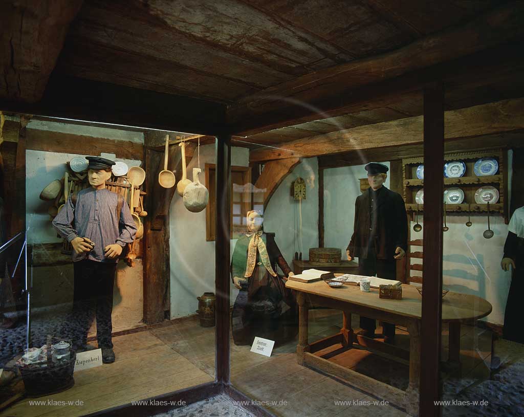 Rahden, Kreis Minden-Lbbecke, Kreis Minden-Luebbecke, Regierungsbezirk Detmold, Ostwestfalen, Blick in Museum, Museumshof auf Baeuerliche, Buerliche Trachten