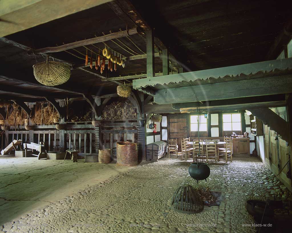 Rahden, Kreis Minden-Lbbecke, Kreis Minden-Luebbecke, Regierungsbezirk Detmold, Ostwestfalen, Blick in Museum, Museumshof auf Deele Flett Esslucht, historischer Vorratsraum mit Feuerstelle und Kche, Kueche