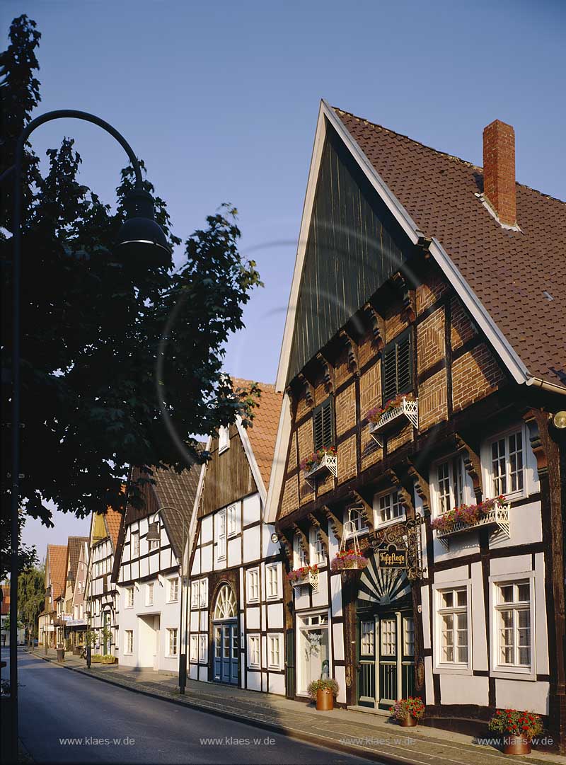 Rheda-Wiedenbrck, Rheda-Wiedenbrueck, Kreis Gtersloh, Kreis Guetersloh, Ostwestfalen, Blick auf historische Haeuser, Huser in der Lange Strasse   