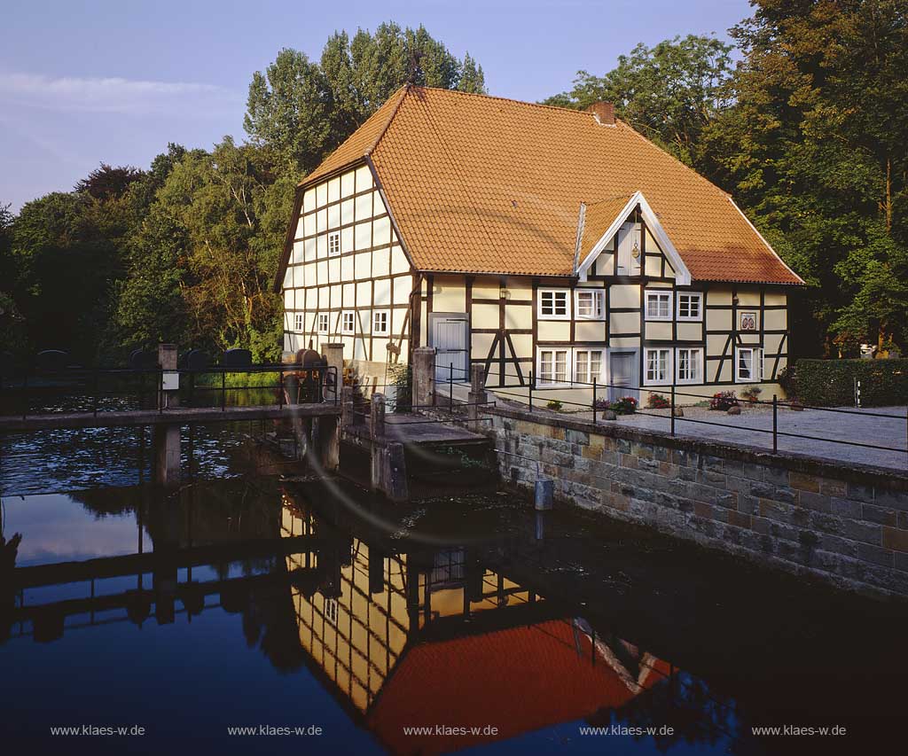 Wiedenbrck, Wiedenbrueck, Rheda-Wiedenbrck, Rheda-Wiedenbrueck, Kreis Gtersloh, Kreis Guetersloh, Ostwestfalen, Blick auf Schlossmhle, Schlossmuehle mit Teich und Spiegelbild  