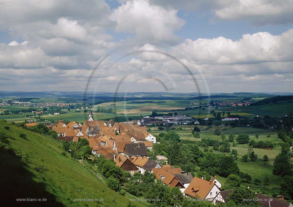 Schieder-Schwalenberg, Kreis Lippe, Regierungsbezirk Detmold, Ostwestfalen, Blick, Panoramablick auf Schwalenberg und Landschaft   