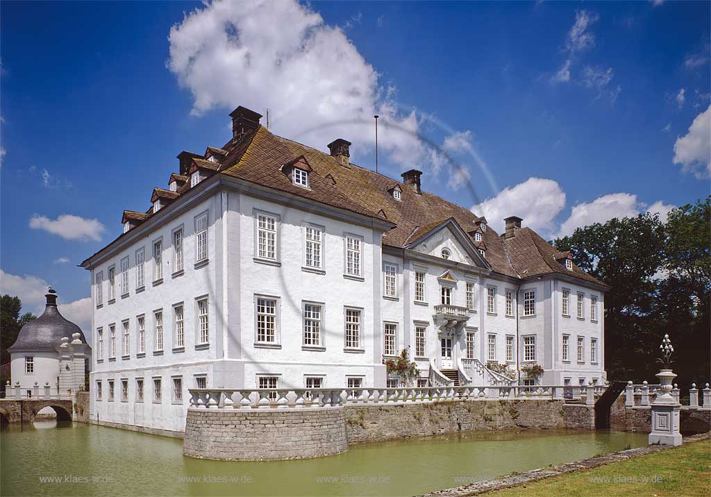 Vinsebeck, Steinheim, Kreis Hxter, Kreis Hoexter, Ostwestfalen, Regierungsbezirk Detmold, Blick auf Schloss, Wasserschloss Vinsebeck und Wassergraben in Sommerstimmung