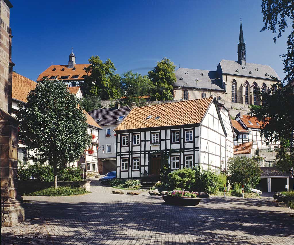 Warburg, Kreis Hxter, Kreis Hoexter, Ostwestfalen, Regierungsbezirk Detmold, Blick auf Altstadt mit Kirche unf Fachwerkhaeusern, Fachwerkhusern in Sommerstimmung  