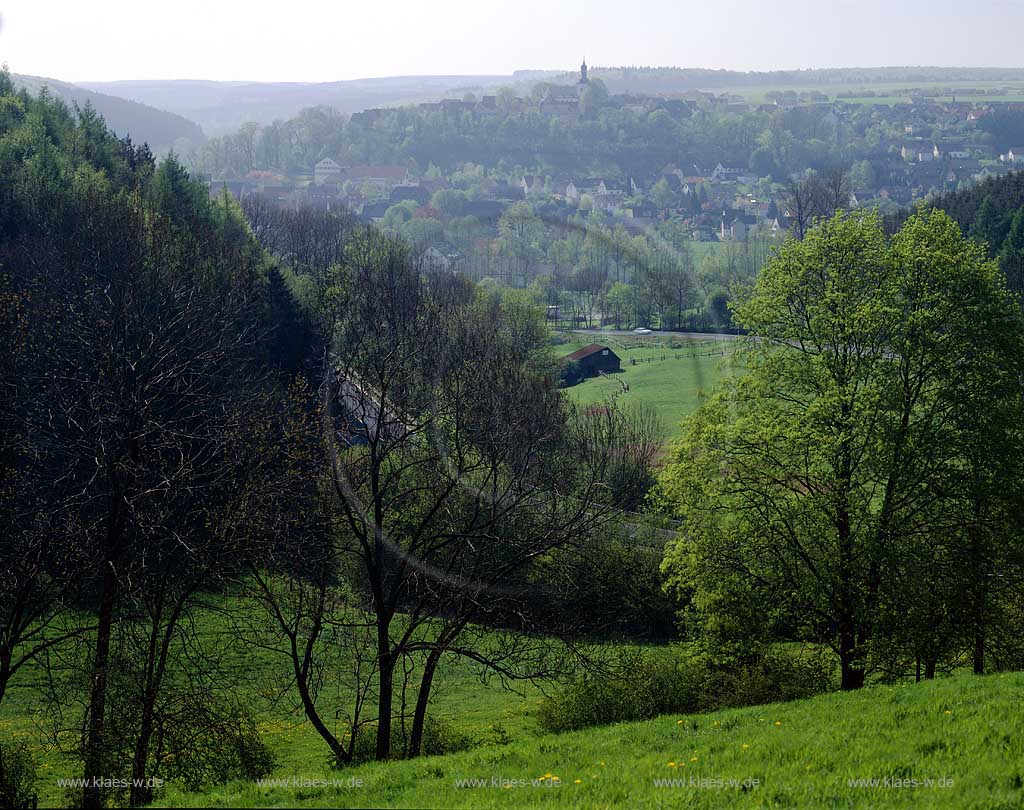 Bad Wnnenberg, Wuennenberg, Kreis Paderborn, Regierungsbezirk Detmold, Ostwestfalen, Blick ber, ueber Landschaft und Natur zur Stadt in Frhlingsstimmung, Fruehlingsstimmung  