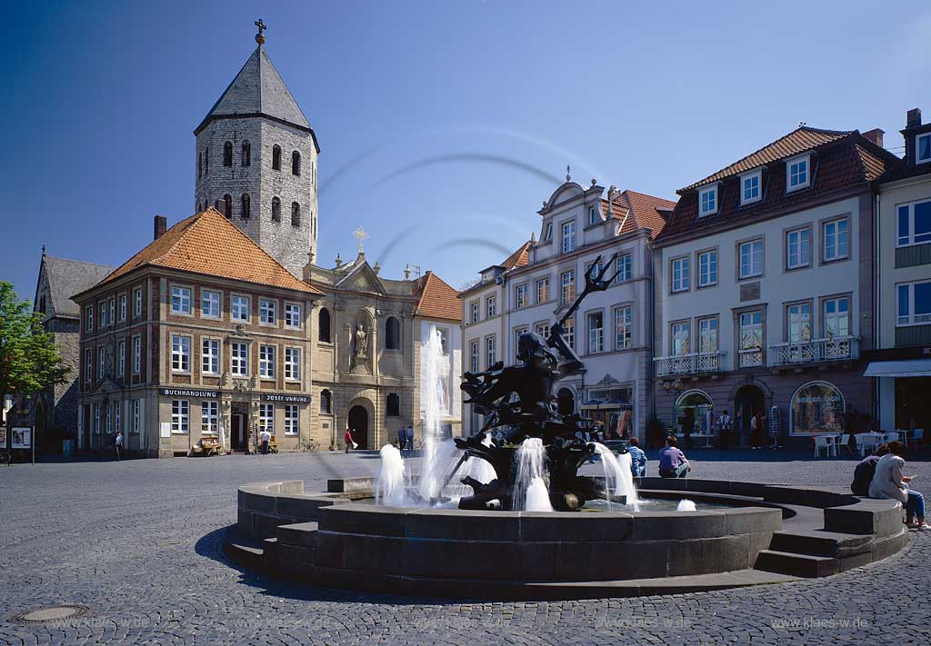 Paderborn, Regierungsbezirk Detmold, Kreis Paderborn, Ostwestfalen, Blick auf Marktplatz mit Neptunbrunnen und Gaukirche  