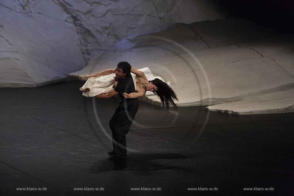 Blick auf Buehne, Bhne des Stadttheater in Wuppertal Elberfeld bei der Generalprobe des Stck, Stueck Rough Cut von Pina Bausch, Tanztheater Pina Bausch