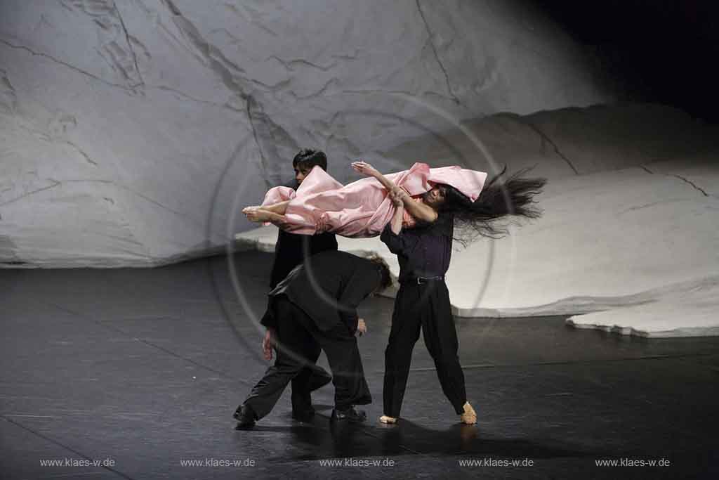 Blick auf Buehne, Bhne des Stadttheater in Wuppertal Elberfeld bei der Generalprobe des Stck, Stueck Rough Cut von Pina Bausch, Tanztheater Pina Bausch