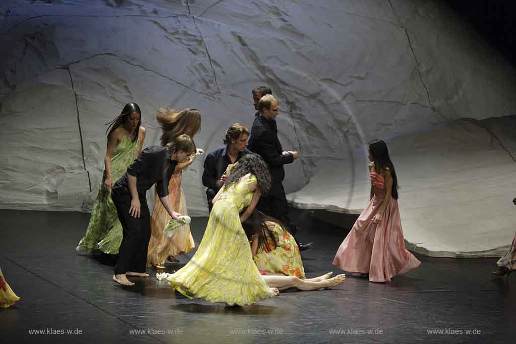 Blick auf Buehne, Bhne des Stadttheater in Wuppertal Elberfeld bei der Generalprobe des Stck, Stueck Rough Cut von Pina Bausch, Tanztheater Pina Bausch